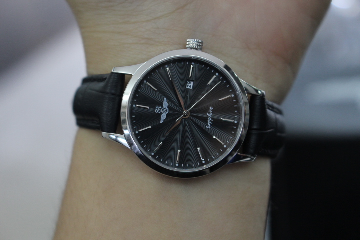Đồng hồ nữ SR Watch SL1056.4101TE khi đeo trên tay